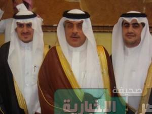 2- رجل الاعمال بالاحساء باسم الغدير يتوسط العريس وشقيقة