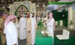 سمو الأمير مقرن بن عبدالعزيز يؤدي الصلاة على الفقيد الخويطر