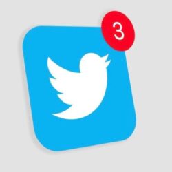 القبض على مواطن ومقيم يتباهون بحملهم مبالغ مالية وحيازة مواد مخدرة