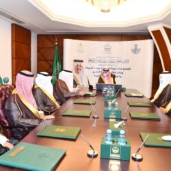 محافظ القطيف يطّلع على عرض لأعمال وبرامج الكلية التقنية العالمية للبنات بالمحافظة