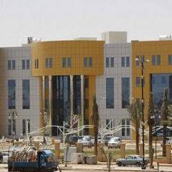 سماء الكويت تتزيّن بـ صقور الجو السعودية ضمن احتفالات الأعياد الوطنية