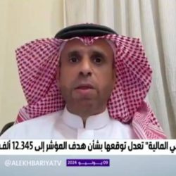شاهد.. لص يسرق أحذية المصلين داخل مسجد في الكويت