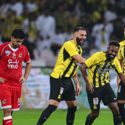 بن طالب أول لاعب يشارك بجهاز تنظيم ضربات القلب