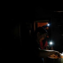 النفط يواصل التراجع.. برنت ينخفض إلى 64.08 دولار