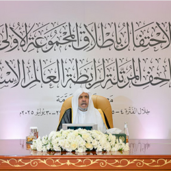 أمير المدينة المنورة يزور معرض الكتاب ويشيد بمكانة المدينة الثقافية.