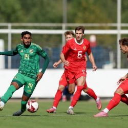 وزير الخارجية ونظيره الروسي يستعرضان هاتفيًا العلاقات الثنائية