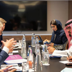 الدولار يتراجع تحت ضغط رهانات خفض الفائدة وترقب كلمة باول