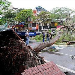 الدفاع المدني يخمد حريقاً ضخماً في محل تجاري بحي المرسلات بالرياض