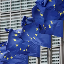 أسعار النفط تواصل الارتفاع وتتجاوز دولاراً للبرميل بدعم من مكاسب الجلسة السابقة