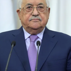 هجوم مفاجئ: وزير البحرية الأمريكي يقيل رئيس الأركان “جون هاريسون”