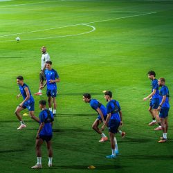 أمير الرياض يؤدي صلاة الميت على الأمير فهد بن سعود بن محمد بن مقرن المشاري آل سعود