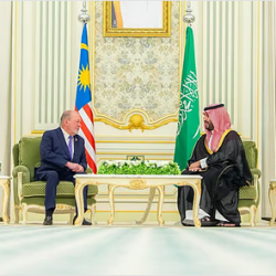 القيادة تعزّي الشيخ سعد الخثلان في وفاة والدته