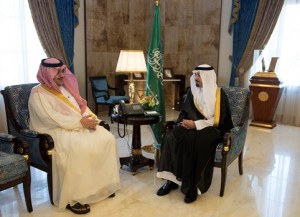 الأمير مشعل بن عبدالله يتلقي نواف بن فيصل والقنصل الياباني في مكتبه