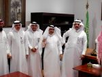 سفير المملكة لدى البحرين يكرم الفنان الدعيس