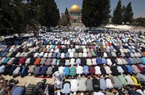 170 الف مسلم يؤدون صلاة الجمعة الاخيرة من رمضان في الحرم القدسي الشريف