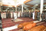 أمير عسير يؤدي الصلاة على شهداء مسجد قوات الطوارئ الخاصة