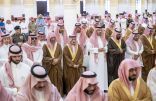 أمير الرياض يؤدي صلاة الميت على صاحب السمو الأمير منصور بن بدر بن سعود بن عبدالعزيز