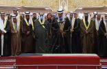 أمير الكويت يؤدي صلاة الميت على الشيخ نواف الأحمد الجابر الصباح