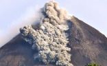 بركان “ميرابي” الإندونيسي يطلق سحابة من الرماد الساخن في ثوران جديد