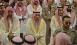 أمير الرياض يؤدي صلاة الميت على صاحب السمو الملكي الأمير طلال بن عبدالعزيز وماجد بن مطر بن جزاء العتيبي.