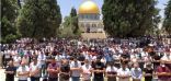 15 ألف فلسطيني يؤدون الصلاة في “الأقصى” وقوات الاحتلال تعتدي على المصلين في حي “وادي الجوز”