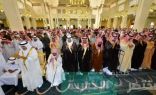 سمو الأمير مقرن بن عبدالعزيز يؤدي الصلاة على الفقيد الخويطر