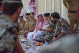 أمير المدينة المنورة يشارك رجال الأمن افطارهم بساحة المسجد النبوي