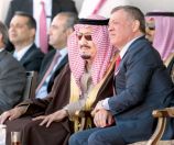 الملك سلمان وعاهل الأردن يشاهدان جانبا من الاستعراض العسكري