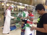جوازات مطار الملك خالد الدولي تحتفل بالعيد واليوم الوطني مع المسافرين