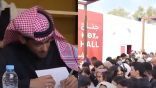 في المعرض الدولي للكتاب بـ الرباط .. تدافع وحالات إغماء خلال حفل توقيع كاتب وروائي سعودي