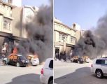 شاهد: اشتعال النيران داخل مركبتين أمام منزل في الرياض