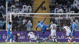 الهلال يسترد الصدارة بثنائية الشباب
