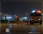 قوات الحرس تراقب حركة طرقات الرياض تحت المطر
