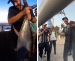 بالفيديو: شاب سعودي يصطاد سمكة “تونة” كبيرة من كورنيش جدة