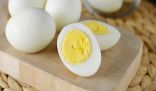 “لا يسبب العطش”.. فوائد تناول البيض المسلوق على السحور