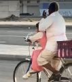 بالفيديو: أب يصطحب ابنته إلى المدرسة على الدراجة بـ” #المدينة_المنورة “
