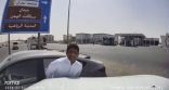 بالفيديو: قائد مركبة يصدم شاب متعمدًا أثناء وقوفه على طريق عام