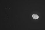 فلكية جدة: «القمر» يقترن بالثريا في سماء السعودية.. الليلة