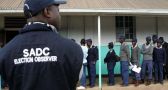 ناخبو زيمبابوي يدلون بأصواتهم في انتخابات رئاسية حاسمة