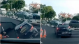 شاهد..حادث مروع في سنغافورة: حفرة مائية تبتلع سيارة وإصابة امرأة