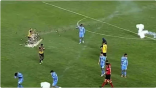 لحظة احتفال تتحول إلى كارثة: مفرقعات نارية تصيب لاعبًا في الدوري البوليفي