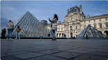 سطو مسلح على متحف اللوفر في باريس يستهدف مجوهرات “نابليون” وإغلاق المتحف