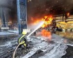 بالصور.. «مدني الدمام» يباشر حريقًا في ورشة بحي الخضرية