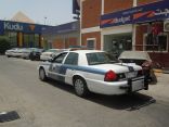دوريات الأمن بجسر الملك فهد تلقى القبض على متعاطي مخدرات وتوقف مشتبه به بسرقة لوحة سيارة