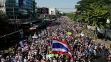 الاحتاجات في تايلند تحاصر الوزارات وتهدد باقتحام البورصة المركزية