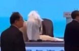 ‏شاهد: لحظة تعرض وزير التجارة الكويتي لحالة إغماء مفاجئة وسقوطه على الأرض أثناء منتدى استثماري