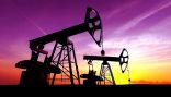 النفط يقفز 5% بدعم التفاؤل وتراجع الإنتاج