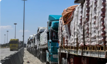 200 شاحنة تحمل مساعدات إنسانية تنطلق من أمام معبر رفح لكرم أبو سالم