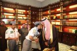 الأمير مشاري بن سعود يقلد القائد الكشفي ” الزهراني” الشارة الأهلية