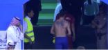 لحظة إعتداء فابيان لاعب النصر السعودي على لاعب لخويا القطري
